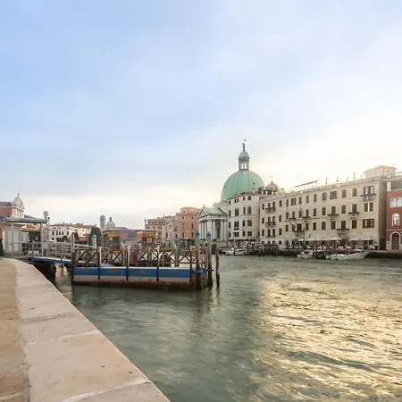 Venetian Palace R&R Exterior photo